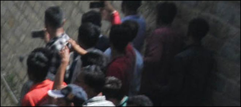 بھارتی شہریوں کی بے حسی مرتے شخص کے ساتھ سیلفیاں لیتے رہے