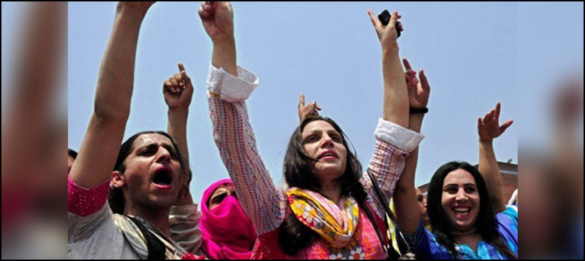 بھتے کا الزام: لاہور میں خواجہ سرا پولیس کے خلاف سڑکوں پر آگئے