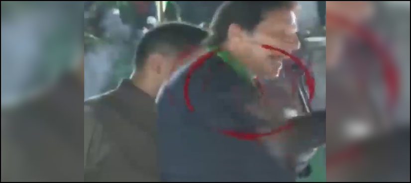 گجرات کے جلسے میں عمران خان پر جوتے سے حملہ