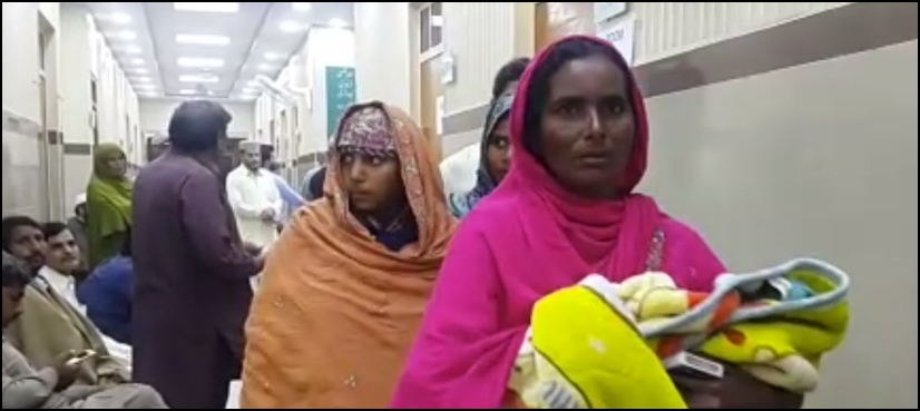 لاہور: ڈاکٹروں کی غفلت اور لاپرواہی، خاتون نے واش روم میں بچے کو جنم دے دیا