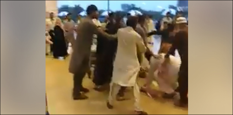 آب زم زم کے حصول کیلئے عمرہ زائرین کا ایئر پورٹ پر تصادم