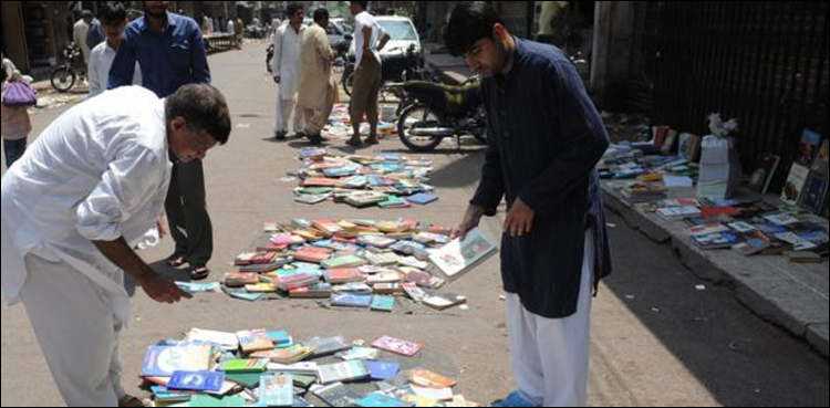 طلباء کو مفت فراہم کی جانے والی ہزاروں درسی کتابیں کباڑیے سے برآمد