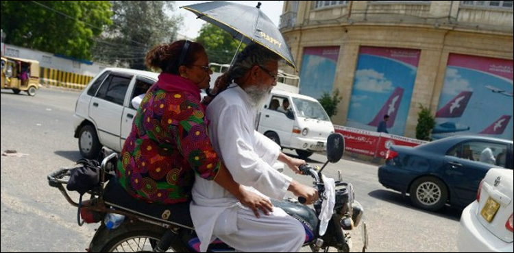 کراچی میں آج بھی گرمی عروج پر، درجہ حرارت 42 ڈگری تک پہنچ گیا