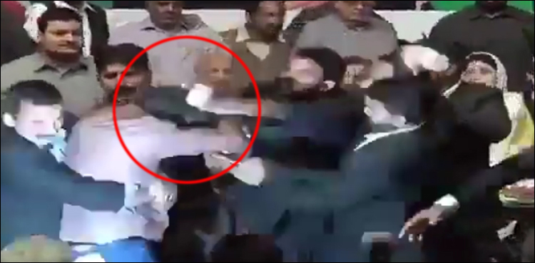 کارکن کو نوازشریف سے ہاتھ ملانا مہنگا پڑگیا، سیکیورٹی اہلکاروں کا بہیمانہ تشدد