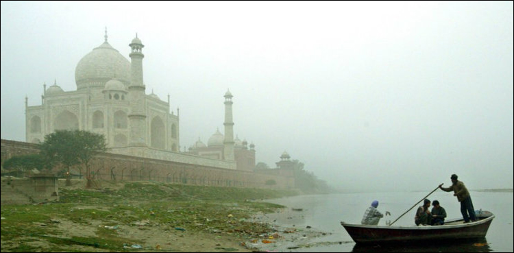 آگرہ کی آلودگی نے تاج محل کا حسن گہنا دیا، عدالتی حکم کے باوجود حکومت غافل