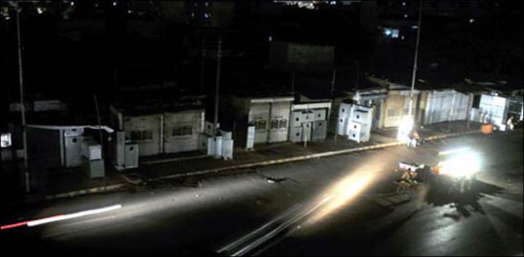 کراچی میں قیامت خیز گرمی، لوڈ شیڈنگ نے شہریوں کو دہرے عذاب میں مبتلا کر دیا