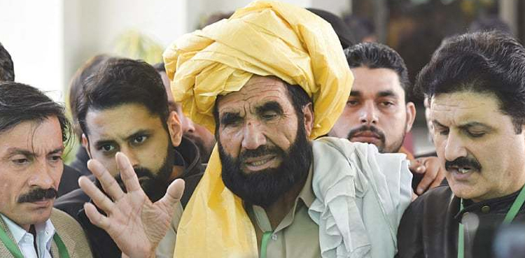 نقیب کونہ بھولاجاسکتا ہےاورنہ اس کےخون کا سودا کرسکتے ہیں‘ والد نقیب اللہ