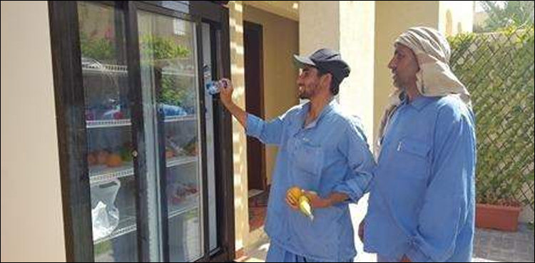 دبئی: ضرورت مندوں کو سحروافطار کرانے کا انوکھا انداز، فریج گھروں سے باہر رکھ دئیے گئے
