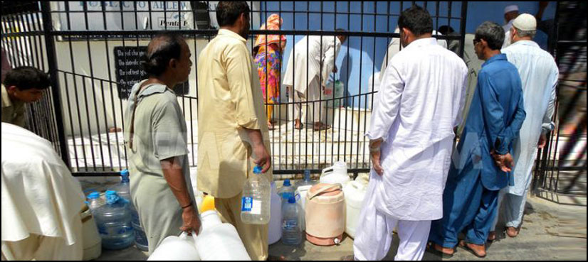 کراچی میں پانی کا بدترین بحران، ٹینکرمافیا کی چاندی، مشتعل شہری سڑکوں پر نکل آئے