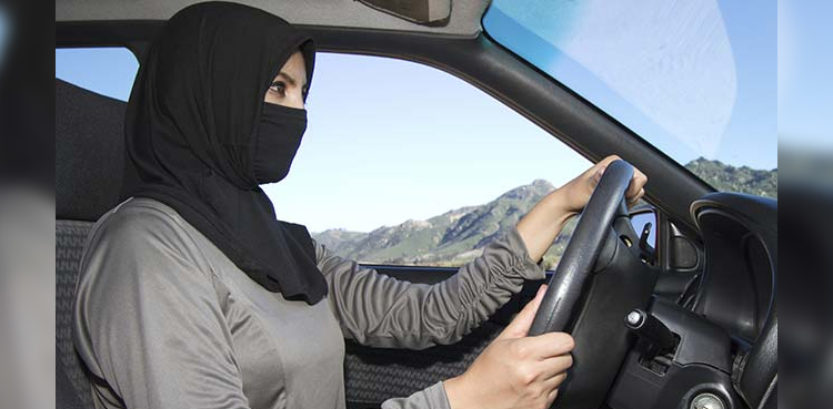 سعودی عرب: غیرملکی ڈرائیونگ لائسنس رکھنے والی خواتین ڈرائیورز کے لیے اہم فیصلہ