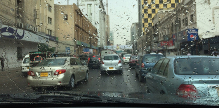 کراچی کے مختلف علاقوں میں بونداباندی سے موسم خوشگوار