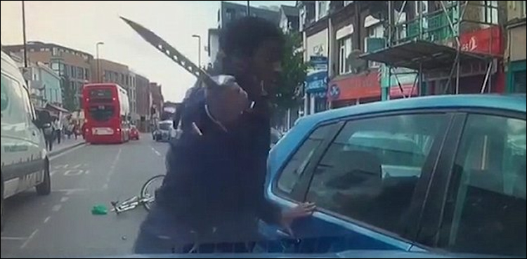 لندن میں چاقو بردار شخص کا کار پر حملہ