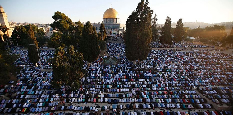 عیدالفطر: لاکھوں فلسطینیوں کی مسجد اقصیٰ کے سامنے نماز کی ادائیگی