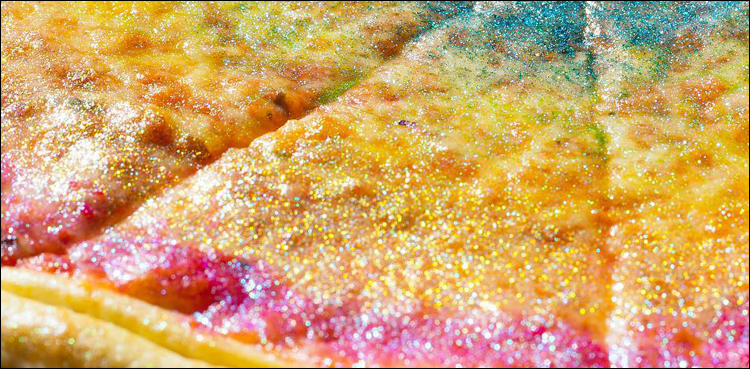 رنگین چمکتا ہوا پیزا کھانا چاہیں گے؟