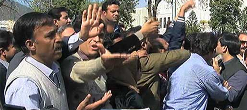 اورنگی ٹاؤن : پیاسے سڑکوں پر نکل آئے، رکن اسمبلی کو گھیر لیا، پولیس کا لاٹھی چارج