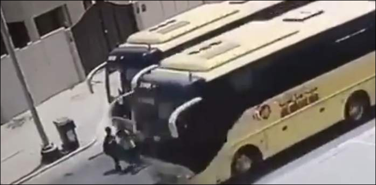 دبئی: اسکول بس ڈرائیور کی غفلت، بچے حادثے سے بال بال بچ گئے