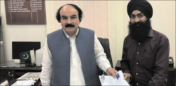 سندھ : سکھ امیدوار کا اقلیتی نشست کے لیے کاغذات نامزدگی جمع کرانے کا انوکھا واقعہ