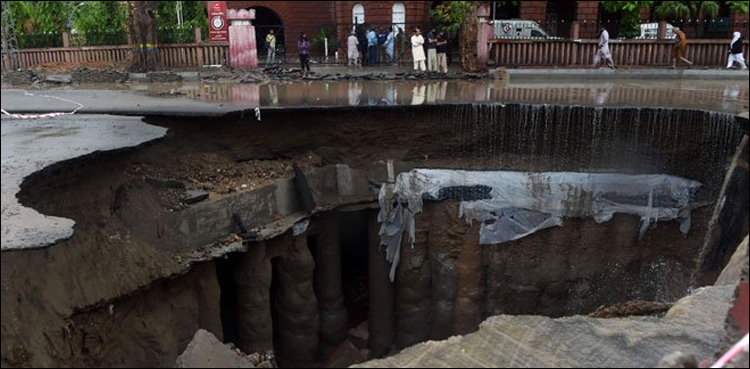 لاہورمیں بارش‘ چھتیں گرنے، کرنٹ لگنےسے6 افراد جاں بحق، دس زخمی، بجلی غائب