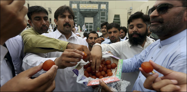 ایون فیلڈ ریفرنس: پی ٹی آئی اور ن لیگی کارکنان آمنے سامنے، نعرے، مٹھائیاں تقسیم