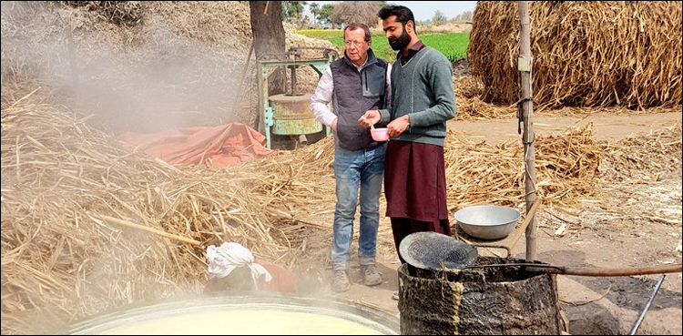 یہ شکر کہاں‌ سے آتی ہے؟ جرمن سفیر پروسیسنگ یونٹ پہنچ گئے