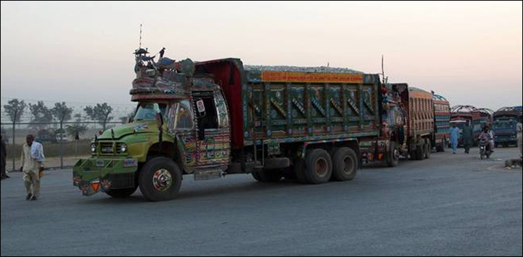 پاک بھارت تجارت بند، بھارتی تاجروں کو بھاری نقصان کا سامنا،  اٹاری باڈر پر ٹرکوں کی لمبی قطاریں