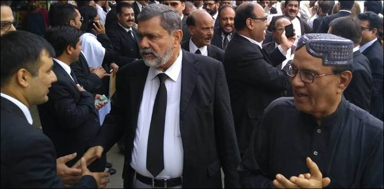کراچی بار کے رہنماؤں کی وکلا گردی، وکلا ہڑتال کے دوران عدالتیں بند کرا دیں