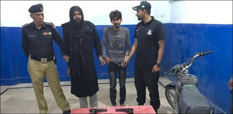 کراچی میں پولیس نے برقع پوش ڈاکوؤں کو دھر لیا