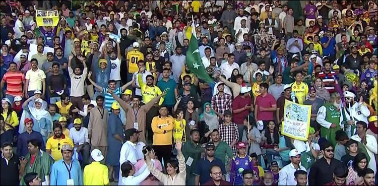 کراچی: پی ایس ایل 4 کی اختتامی تقریب کا آغاز، کرائسٹ چرچ کے شہدا کے لیے ایک منٹ کی خاموشی