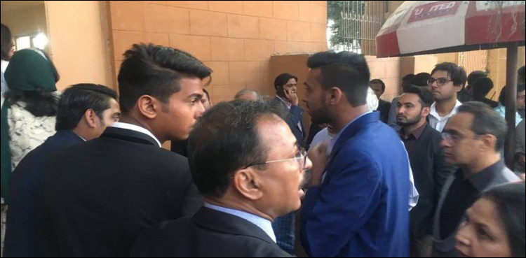 کراچی : گورنر ہاؤس میں اسپورٹس ایوارڈ تقریب میں بد نظمی: صحافیوں کا بائیکاٹ