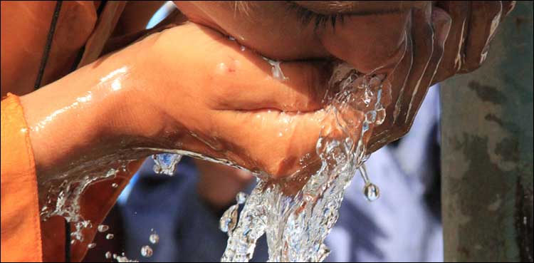 سندھ میں ٹائیفائیڈ کے خلاف ویکسین مہم اگلے ماہ شروع کرنے کا فیصلہ