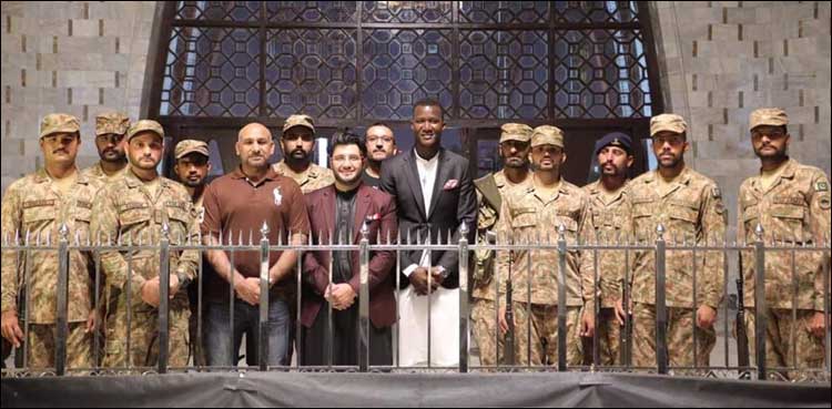 ڈیرن سیمی کی مزارِ قائد پر حاضری، قائدِ اعظم کو خراج عقیدت پیش کیا