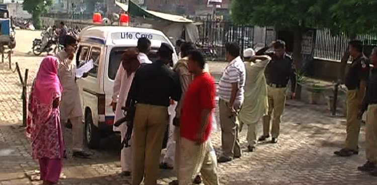 فائرنگ سے دو افراد جاں بحق: لواحقین کا تھانے کے باہر لاش سمیت دھرنا