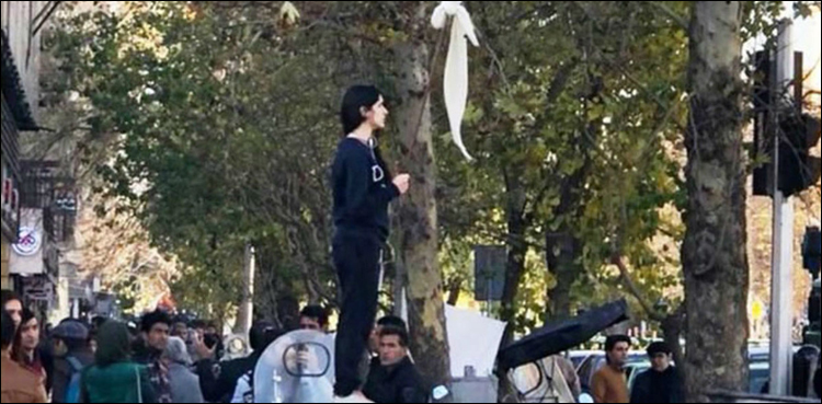 آیت اللہ خامنہ ای نے سرعام اسکارف اتارنے والی خاتون کی سزا معاف کردی