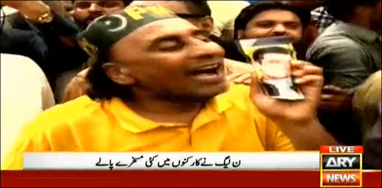 نواز لیگ کے کارکنان کا جذباتی انداز سوشل میڈیا پر تنقید کا نشانہ بن گیا