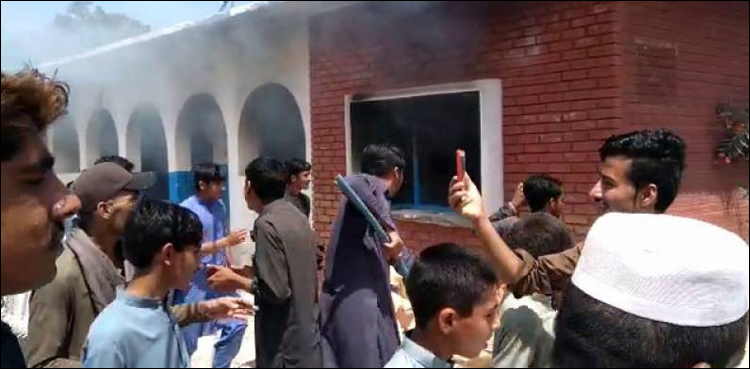 پشاور میں پولیو ویکسی نیشن سے بچوں کی طبیعت خراب، مشتعل افراد نے مرکز صحت نذر آتش کردیا