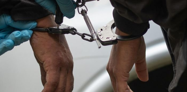 کراچی: پولیس کی بڑی کارروائی، ڈکیت گروہ کا سرغنہ اسکندرایرانی ساتھیوں سمیت گرفتار