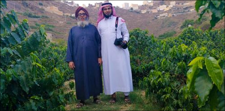 سعودی استاد ریٹائرمنٹ کے بعد کاشتکار بن گیا، قہوہ کی تیاری اور کاشت شروع کر دی