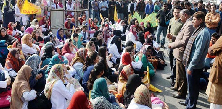 پنجاب میں ینگ ڈاکٹرز کے احتجاج کا تیسرا روز