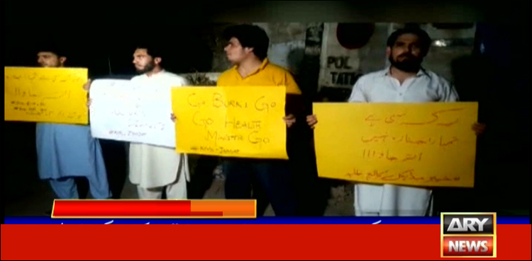 پشاور: خیبر ٹیچنگ اسپتال میں ڈاکٹر پر تشدد کے خلاف ڈاکٹرز کا احتجاج