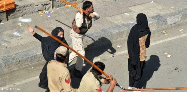 زیر حراست کشمیری طالب علم کی والدہ پر بھارتی فورسز کا بہیمانہ تشدد