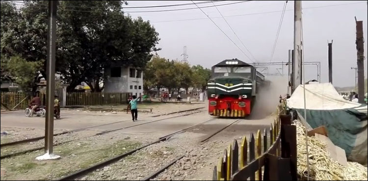 نوابشاہ : پاکستان ایکسپریس ٹرین حادثہ سے بال بال بچ گئی، مسافروں کو مشکلات کا سامنا
