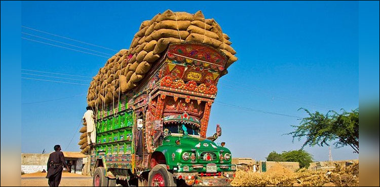 ہائی ویز پر زیادہ وزن لادنے والی گاڑیوں پر بھاری جرمانہ عاید کیا جائے گا