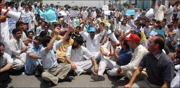پنجاب میں ینگ ڈاکٹرز کے احتجاج کا آٹھواں روز