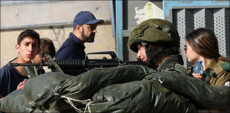 رملہ، قابض اسرائیلی فوج کے گھروں پر چھاپے، 12 فلسطینی اغوا کر لئے