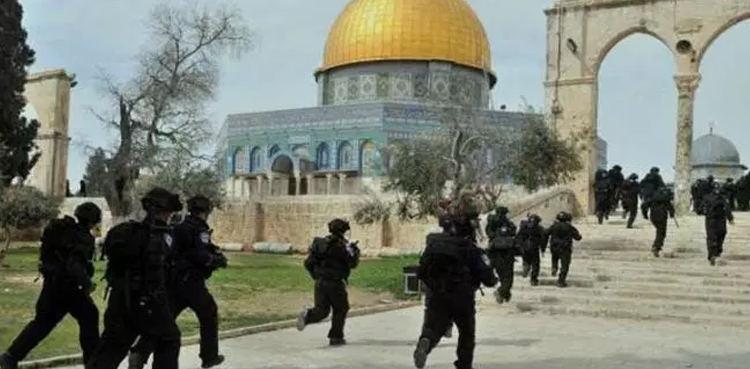 اسرائیلی فوج نے مسجد اقصیٰ میں روزہ داروں اور نمازیوں کا گھیراﺅ کرلیا