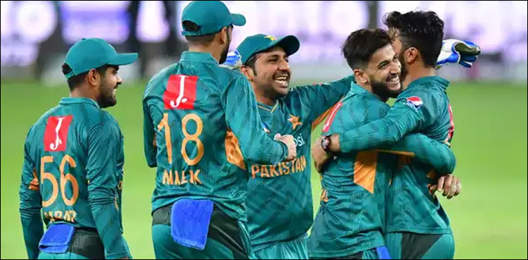 پاکستان نے انگلینڈ کے خلاف واحد ٹی ٹوینٹی کے لیے 12 رکنی ٹیم کا اعلان کردیا