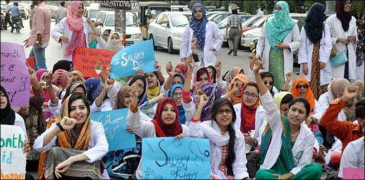 پنجاب میں ینگ ڈاکٹرز کا احتجاج جاری، ایم ٹی آئی ایکٹ واپس لینے کا مطالبہ