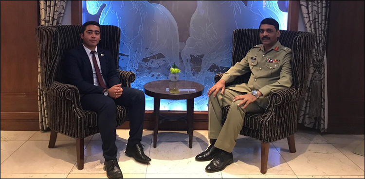 ڈی جی آئی ایس پی آر کی سانحہ اے پی ایس میں زخمی طالبعلم سے ملاقات
