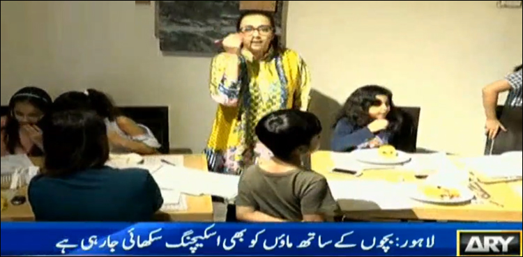 لاہور: ماؤں اور بچوں‌ کے لیے مصوری کی انوکھی کلاس