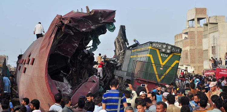 جناح ایکسپریس حادثے میں جاں بحق اسسٹنٹ ڈرائیور کے بھائی نے ریلوے حکام کی رپورٹ مسترد کردی